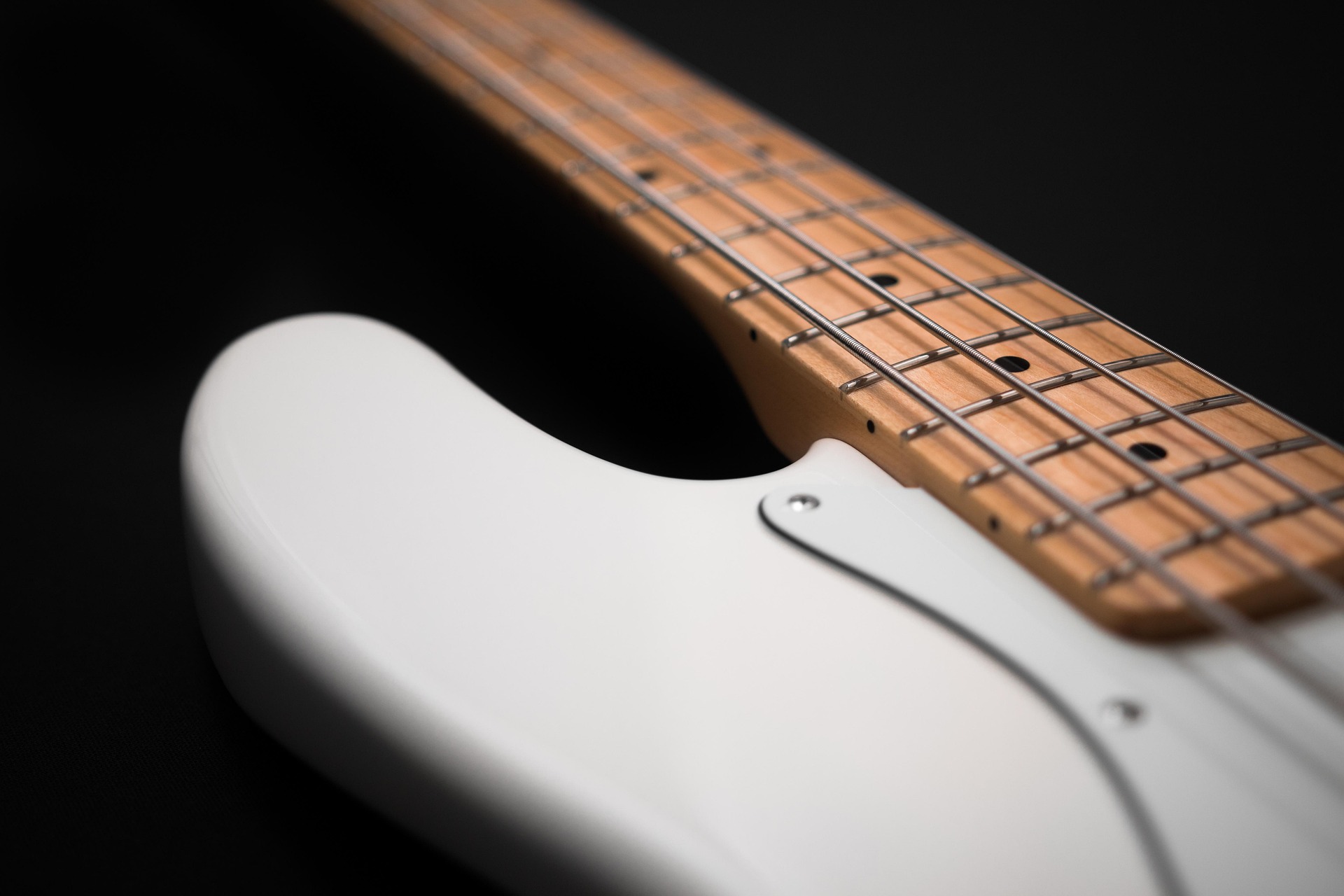 close up van een witte basgitaar